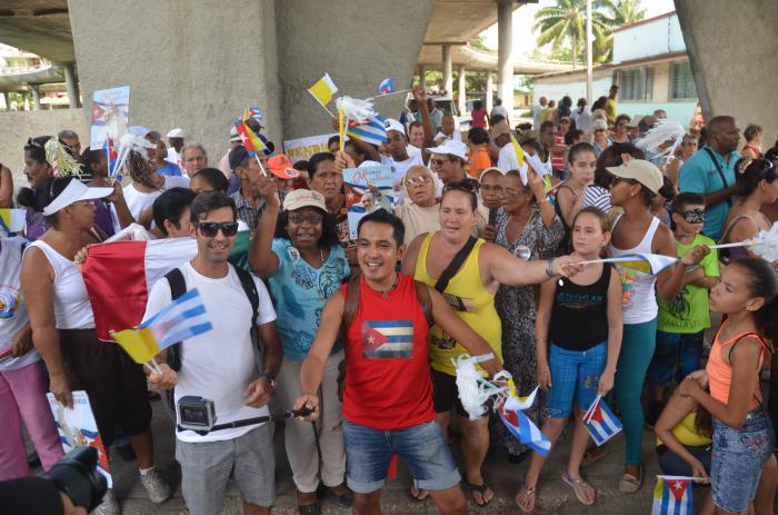 Pueblo congregado en la avenida Boyeros para el recibimiento del Papa francisco