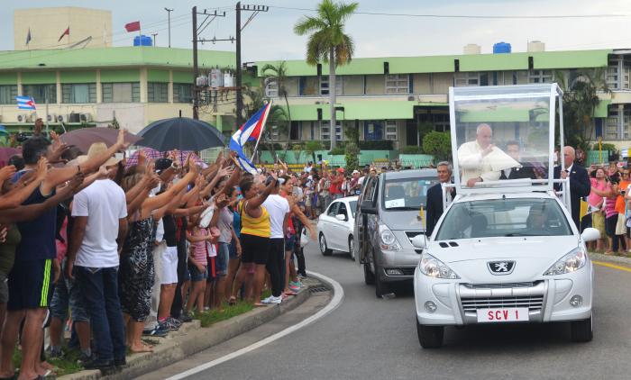 Papa Francisco recorre calles de La Habana