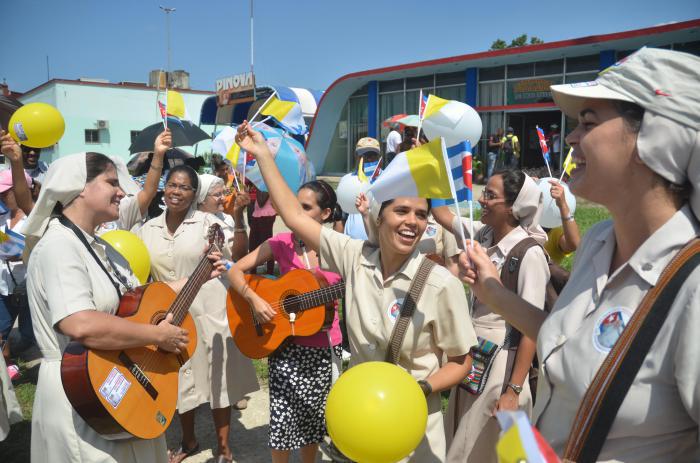Pueblo celebrando durante el recorrido del Papa Francisco por las calles de La Habana