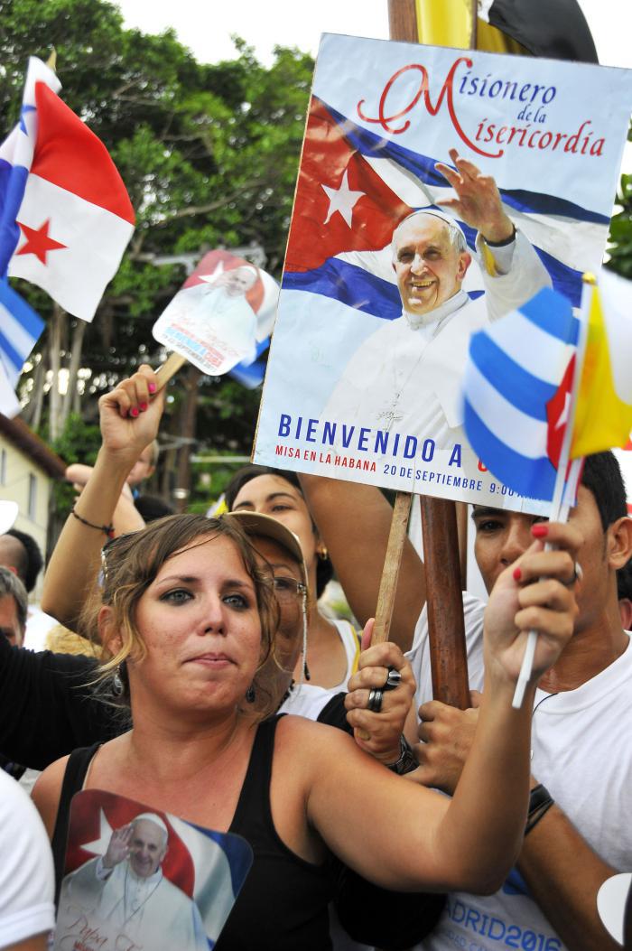 Cubanos dan la bienvenida al Papa Francisco durante recorrido por las calles habaneras