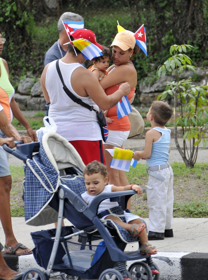 Familia cubana reunida para dar la bienvenida al Papa Francisco durante su recorrido por calles de la capital