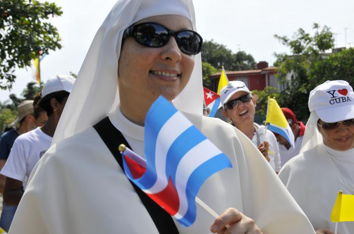 Monjas dan al bienvenida al Papa Francisco en La Habana durante el recorrido del Sumo Pontífice