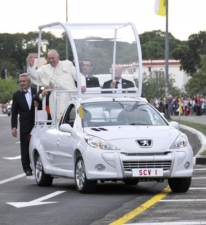 El Papa Francisco saluda al pueblo de Cuba durante el recorrido efectudo por las calles de La Habana en el Papa Móvil
