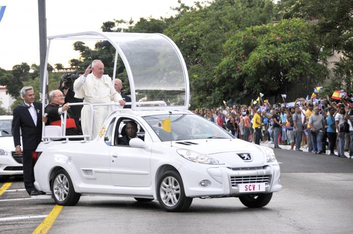 Papa Francisco recorre calles de la capital en el Papa Móvil