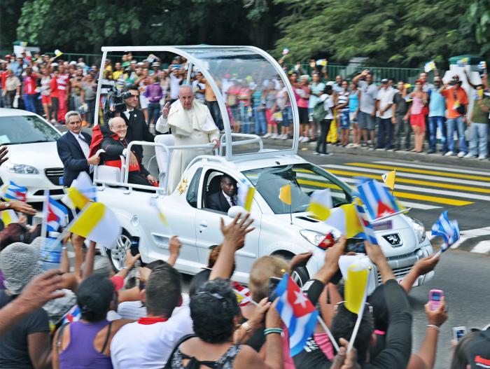 Papa Francisco saluda al pueblo cubano durante recorrido por la capital