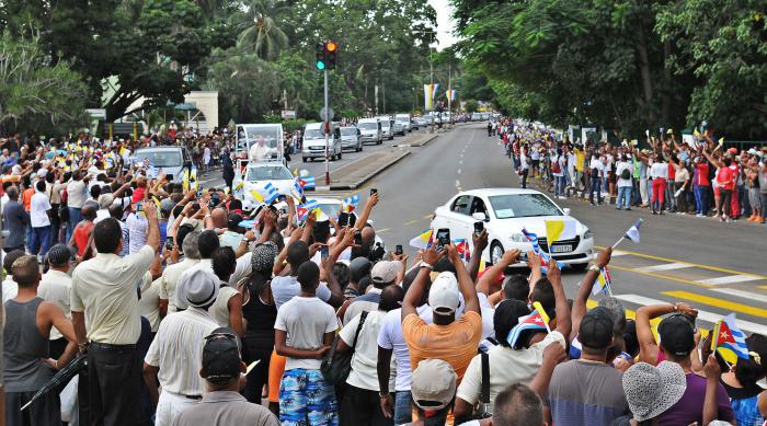 Papa Francisco recorre calles de La Habana después de recibimiento en el aeropuerto José Martí