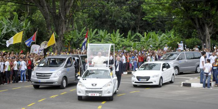 Papa Francisco recorre calles de la capital en el Papa Móvil