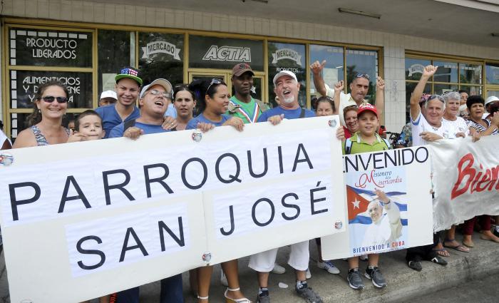 Pueblo congregado para dar la bienvenida al Papa Francisco durante su recorrido por al capital