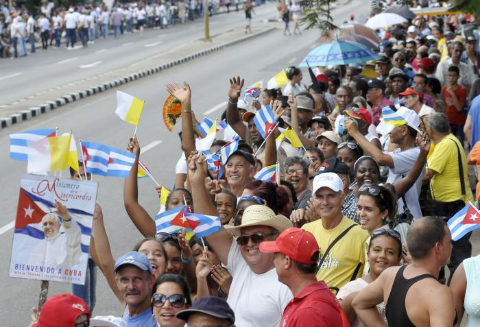 Pueblo congregdo en las avenidas de la capital da la bienvenida a Papa Francisco