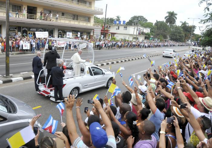 El Papa Francisco recorre las calles de La Habanaen en el Papa Móvil