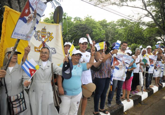 Pueblo congregado para el recibimiento del Papa durante recorrido por las calles habaneras