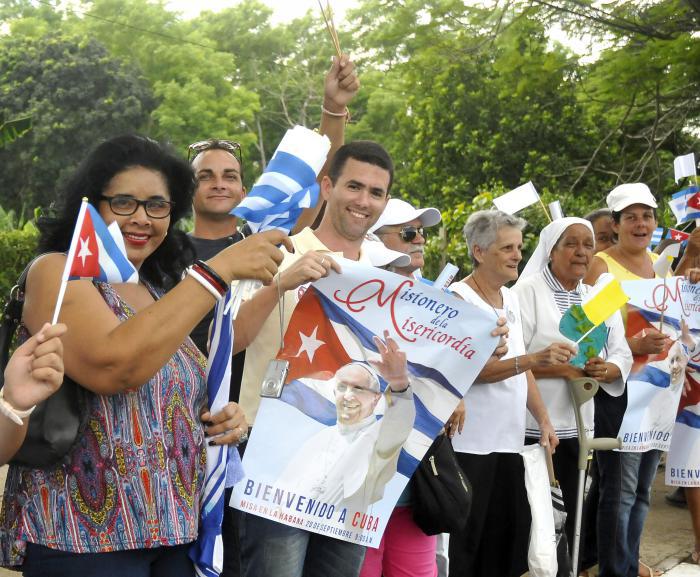 Pueblo recibe a Papa Francisco durante recorrido por las calles habaneras