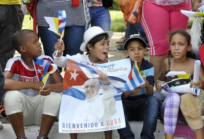 Niños dan la bienvenida al Papa durante recorrido por las calles habaneras