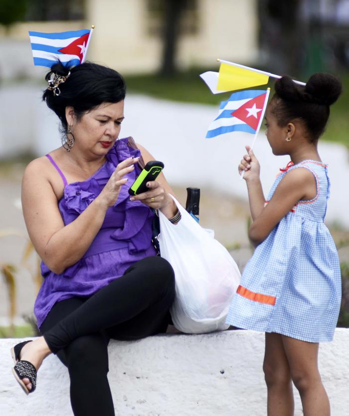 Famila durante el recibimiento al Papa Francisco en calles de La Habana
