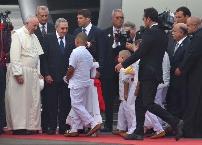 Llegada del Papa Francisco a Cuba/ raúl castro recibe al Papa Francisco