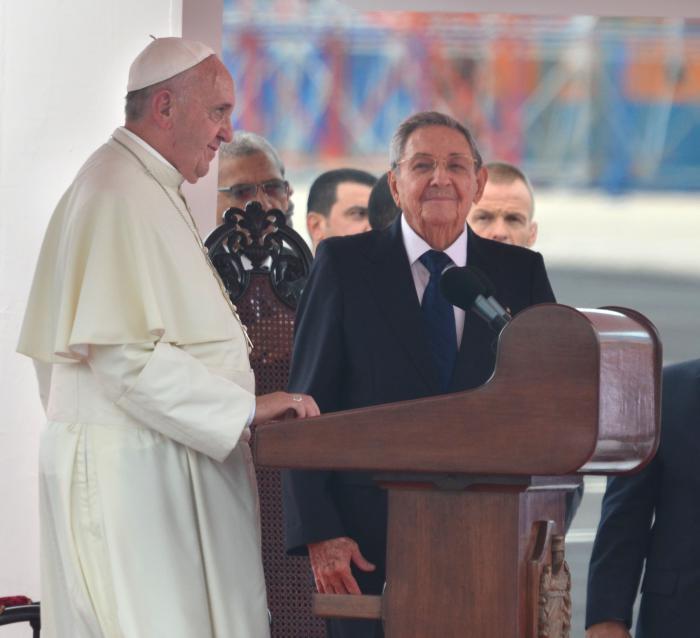 raúl castro recibe al Papa Francisco