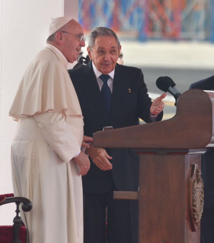 raúl castro recibe al Papa Francisco