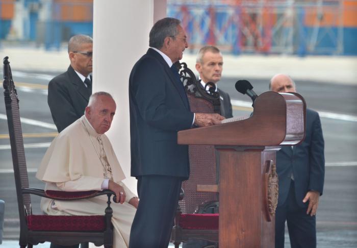 raúl castro recibe al Papa Francisco