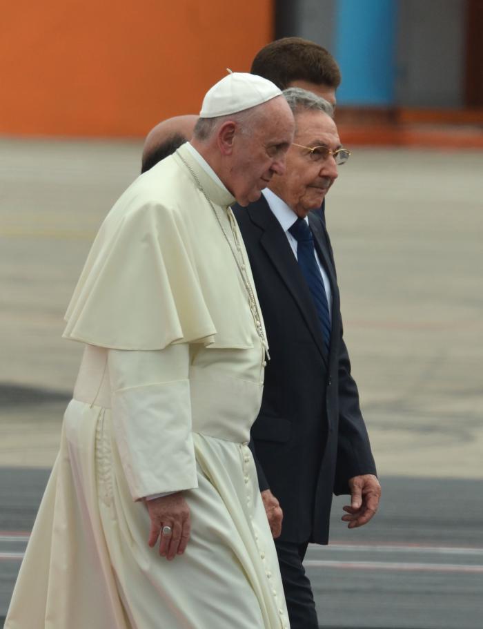 raúl castro recibe al Papa Francisco