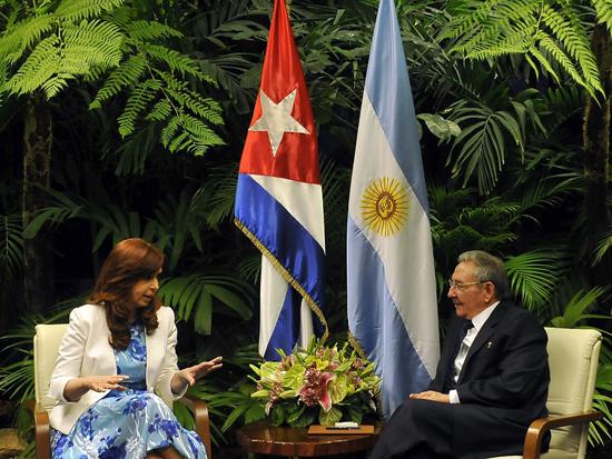 El presidente cubano Raúl Castro Ruz, recibió a la presidenta de Argentina Cristina Fernández de Kirchner en la noche del sábado.