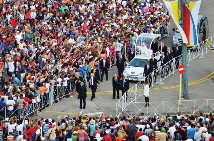 Papa Francisco saluda al pueblo antes de oficiar la misa