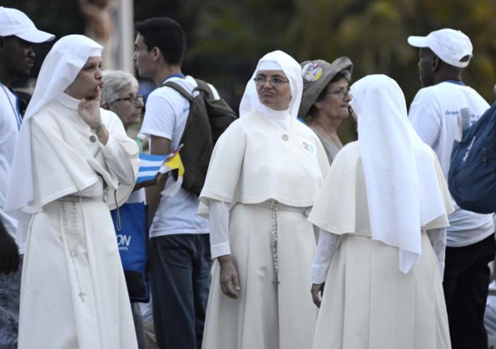 Religiosas en espera de la misa oficiada por el Papa Francisco en La Habana