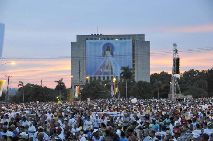 Misa dell Papa Francisco en la Plaza de la Revolución con la presencia del General de Ejército Raúl Castro, Presidente de los Consejos de Estado y de Ministros; Cristina Fernández, Presidenta de Argentina.