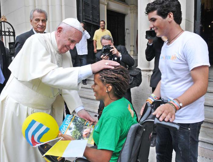 Su Santidad el Papa Francisco es recibido en la comunmente conocida Iglesia de Reina por pobladores de la comunidad.