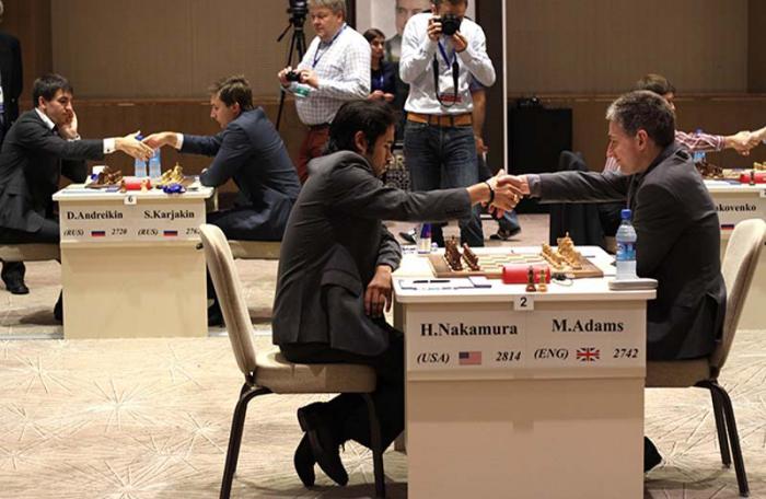 Nakamura (izquierda) saluda a Adams tras materializar su pase a cuartos.