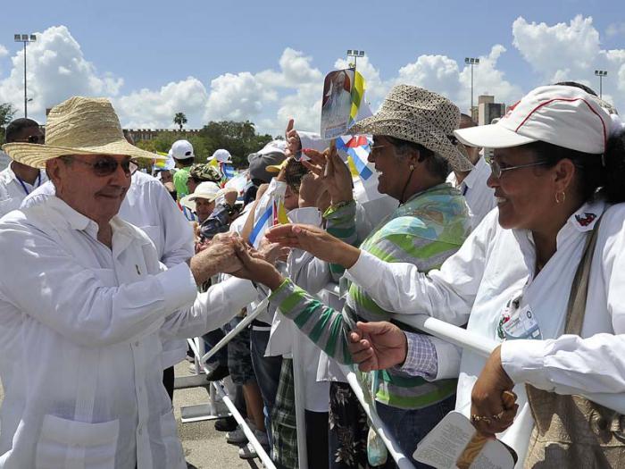 El Papa Francisco saluda a Raúl, quien asitió a la misa en Holguín