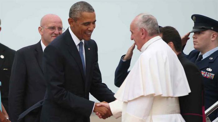 El presidente Obama saluda al Papa Francisco al bajar del avión. 