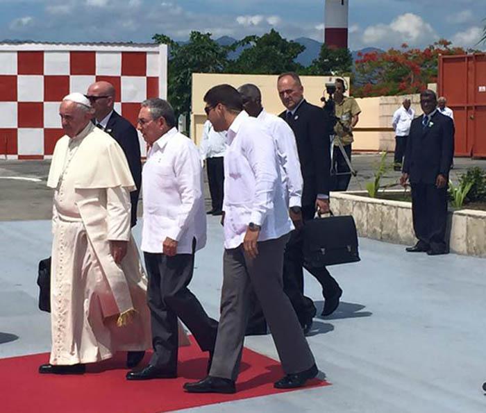Rául despide al Papa Francisco en Santiago de Cuba