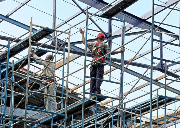 Recorrido por areas del Estadio Latinoamericano que se estàn restaurando y otras que estàn en proceso de terminado. Restauraciòn de la cubierta de las gradas