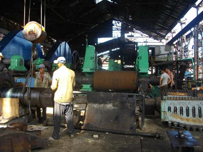 Los trabajadores del central Amancio Rodríguez preparan las maquinarias.