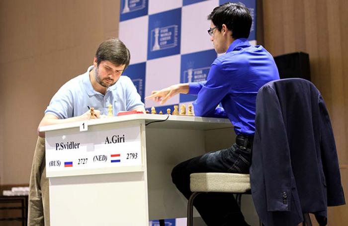 Peter Svidler vs Anish Giri en torneo de Ajedrez. 