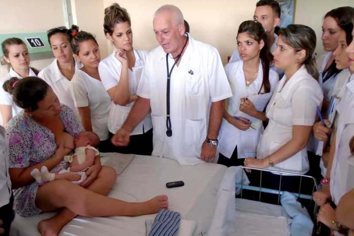 el doctor Sergio les inculca a sus alumnos los valores que debe tener un buen médico.