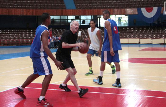 Intercambio deportivo entre Cuba y Estados Unidos. Asa Hutchinson, gobernador del estado Arkansas de los Estados Unidos, sostiene tope amistoso con equipo de basket cubano.