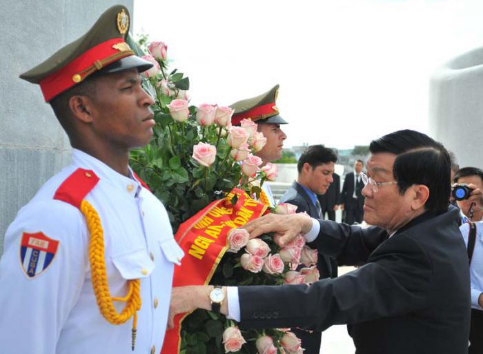 Visita oficial del presidente de Vietnam, Truong Tan Sang a cuba es condecorado con la orden José Martí y firman acuerdos de cooperación entre los dos países Raúl Castro Ruz y Ofrenda floral junto a Rogelio Sierra viseministro del MINREX de cuba