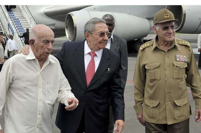 El presidente cubano Raúl Castro es recibido a su regreso de New York, en La Habana, por los miembros del Buró Político José Ramón Machado Ventura, segundo secretario del Comité Central del Partido y vicepresidente de los Consejos de Estado y de Ministros, así como por el General de Cuerpo de Ejército Abelardo Colomé Ibarra, ministro del Interior.