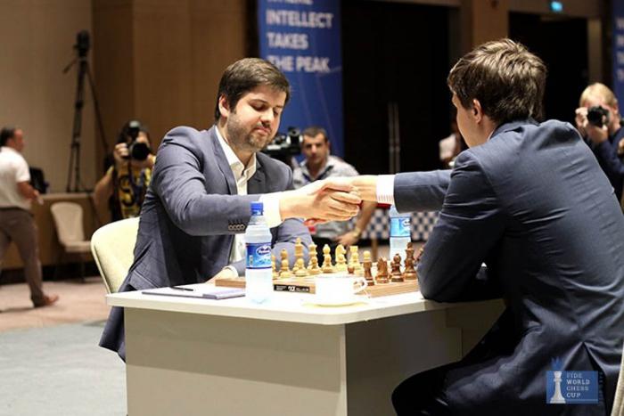 Peter Svidler y Karjakin, en la final de la Copa del Mundo de ajedrez. Foto: tomada del sitio oficial del evento