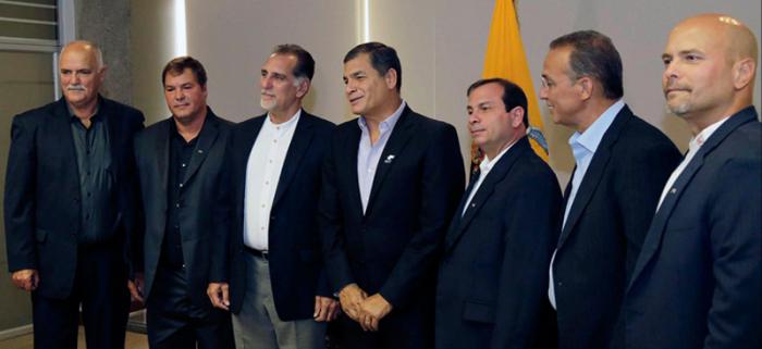 El presidente de Ecuador, Rafael Correa, se reunió con los Cinco antiterroristas y con el coronel Orlando Cardoso. foto: Presidencia Ecuador