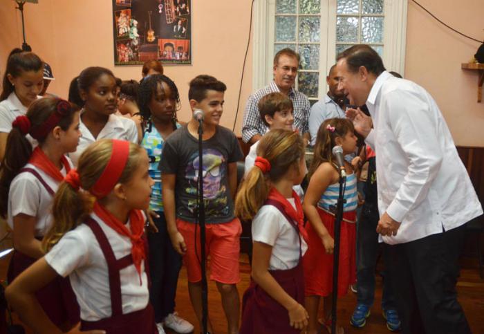 El presidente de panamá, Juan Carlos Varela, visita la sede de la compañia La Colmenita.