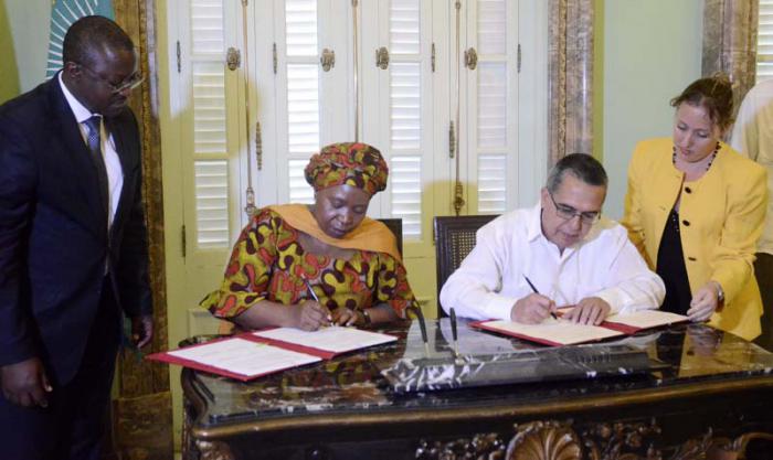 Nkosazana Dlamani-Zuma, Presidenta de la Comisión de la Unión Africana.Recibe Marcelino Medina (Ministro Interino del MINREX)