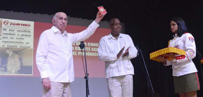 Acto Político Cultural por el 50 aniversario de la fundación del Periódico Granma y de la Constitución del Primer Comité Central del Partido. José Ramón Machado Ventura (Miembro del Buró Político, Segundo Secretario del Comité Central y Vicepresidente de los Consejos de Estados y de Ministros). Entrega de Sellos Conmemorativos a Fidel y Raúl