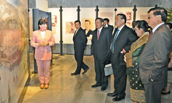 El Presidente de la República Democrática Popular Lao, ChoummalySayasoney recorre areas del memorial  a Josè Martì en la Plaza de la Revoluciòn lo acompaña