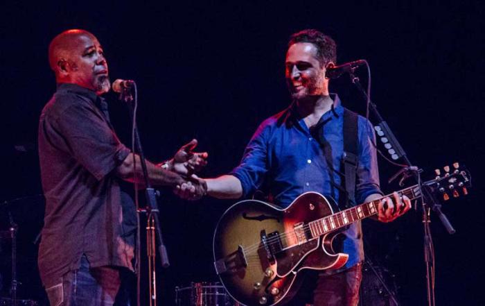 Concierto de Jorge Drexler en el Teatro Nacional. En la foto con el escritor cubano Alexis Diaz Piemienta.