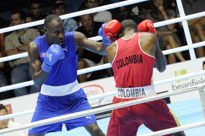 El cubano Erislandy Savón ( azul), vencedor ante el colombiano Deivis Julio Blanco, en la final  de la división de los 91 kilogramos del boxeo, correspondiente a los XVII Juegos Panamericanos de Toronto, Canadá.