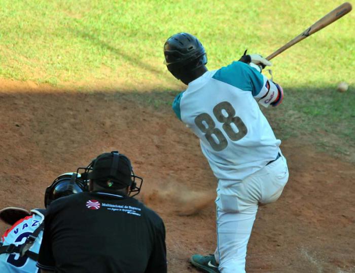 Final Beisbol Isla vs Ciego 4to juego gana la isla 7 x 6 carrera anotada en home x julio Pablo Martinez he impulsada x LUIS FELIPE RIVERA