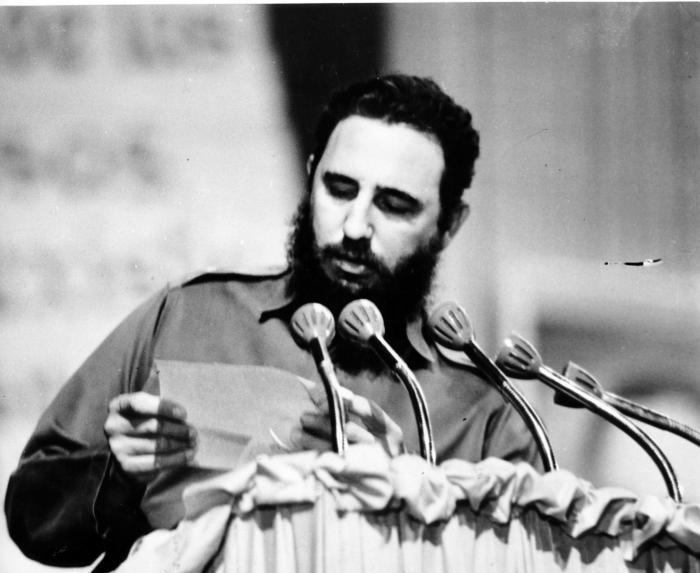 Fidel, lee la carta de despedida del Che, durante el acto de presentación de los integrantes del Comité Central del Partido Comunista de Cuba, y anuncia la creación del periódico Granma.