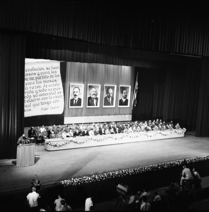 El Comandante en Jefe Fidel Castro presenta a los integrantes del Comité Central del Partido Comunista de Cuba, da lectura a la carta de despedida del Che, y anuncia la creación del periódico.